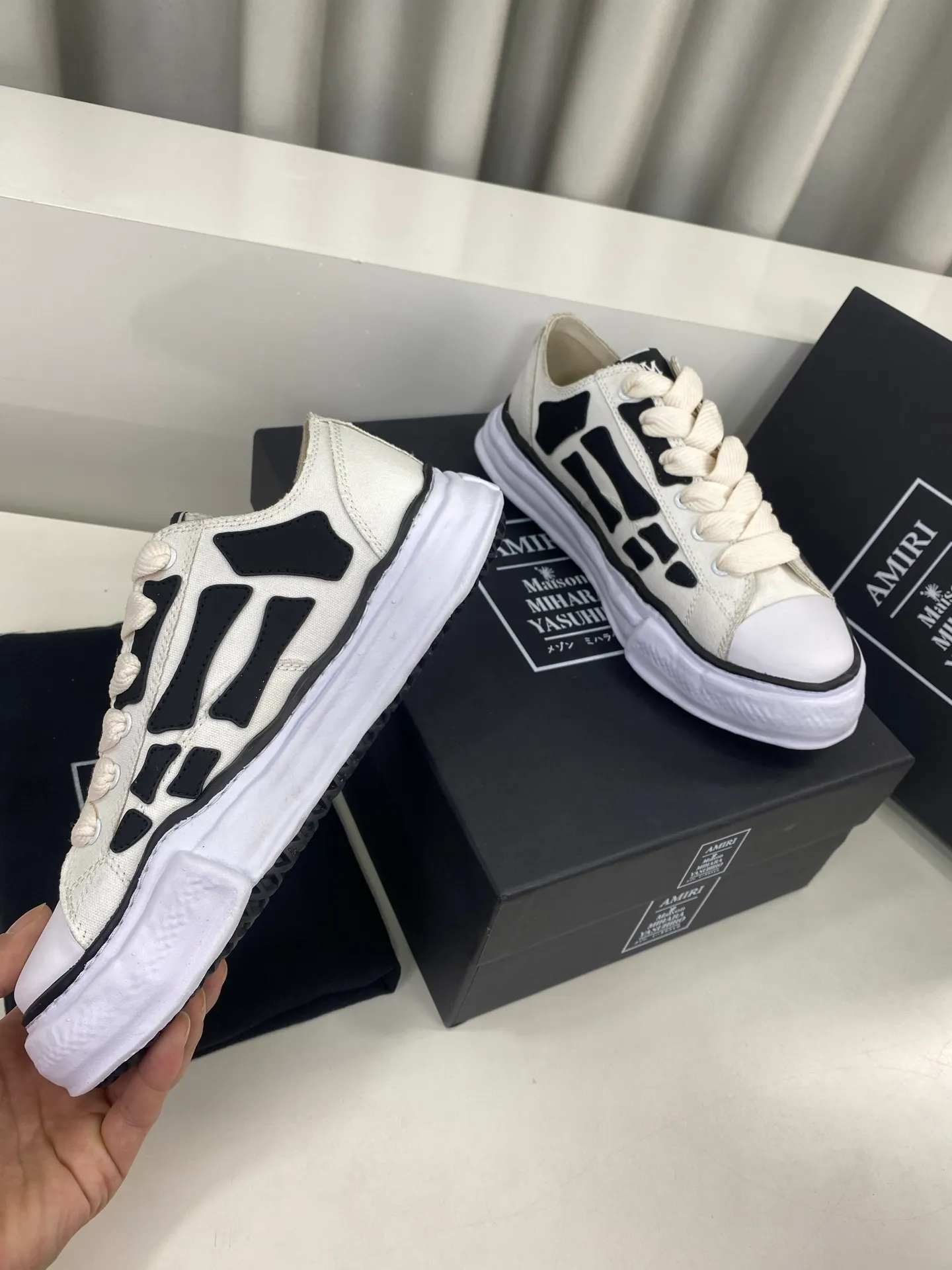 [AMIRI Handmade clay mold soles and AMIRI's iconic BONES leather embroidery details are a major feature of the shoe, showing unique craftsmanship and style🚩 Material: Upper original custom space Monica canvas! Lining: original technical cloth, outsole: original molded steel-stamped EVA foam bottom,